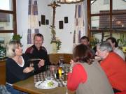 Fröhlicher Nachbartisch