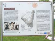 Hinweistafel im Burghof