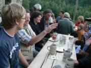 Fröhliche Runde feiert gern