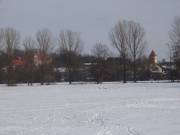 Links Schlo0, rechts Kirche