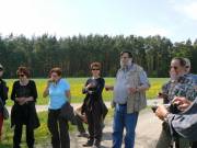 Holunderlikör wird gereicht