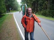 Dieter trägt den Hauptvereinswimpel