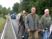 Vogelschutzwart mit rotem Schirm