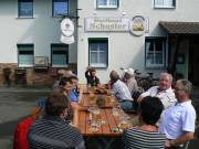 So saßen sie da, bis es regnete