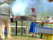 Reinhard Mieschala bereitet den Fisch