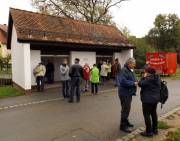 Wie bei einem Stehempfang: Brotzeit auf offener Straße
