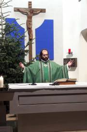 Pater Thomas Väth bei der Messe