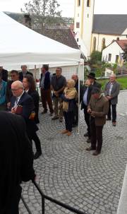 12 Gäste und Mitglieder warten auf die Einweihungszeremonie