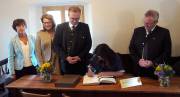 23 Ministerin Michaela Kaniber trägt sich in das Goldene Buch der Stadt ein