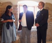 28 Erwin Mayer erklärt den Landespolitikern das Türmerhaus