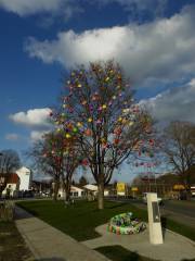 Osterbaum mit Gießkannen