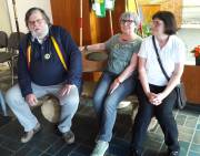 28 Probesitzen auf der geschenkten Bank