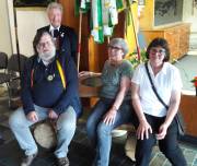 29 Michael Koller und die Schwandorfer bei der Bankübergabe