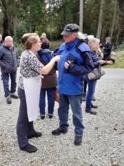 08 Die Wirtin der Friesenmühle und der Reiseleiter beim Begrüßungs-Smaltalk