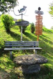 01 Wanderwegweiser in traumhafter Landschaft