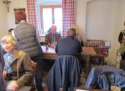 02 Gemütliches Beisammensein bei der Innenanschicht des Denkmals