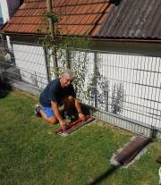 01 Waldemarr Voith fertigt das Fundament für die Freundschaftsbank