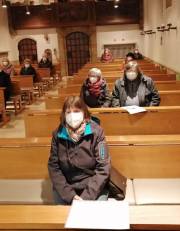 01 Andächtige Gottesdienstbesucher