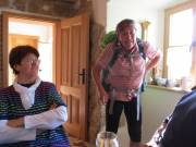 02 Die schwerbepackte Jakobwanderin trifft ein