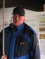 02 Roland Schwarz läutetet die Blasturmglocke