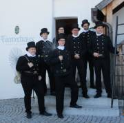 01 Die Kaminkehrer posieren vor dem Türmerhaus