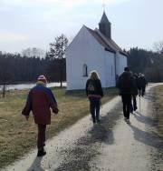 01 Lorna Simone Baier führte die Wandergruppe zur St. Kolomans-Kapelle