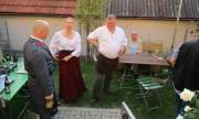 Spielszene mit Wirtin, Polizist und Dieb bei der Bierführung