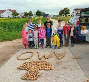 02 Ein paar Kinder stellen sich hiner dem Kartoffelzeiche auf