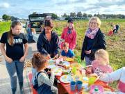 05 Die ersten Kinder lassen sich die heißen Kartoffeln munden