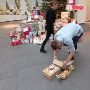01 Die Wunschpäckchen werden bereitgelegt