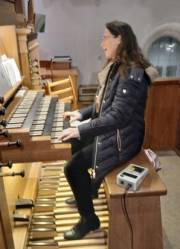 03 Stefanie Jehl umrahmt den Gottesdienst musikalisch